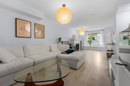7336 Salisbury Avenue, Burnaby, BC - Indoor Photo Showing Living Room
