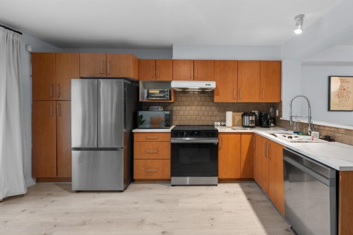 7336 Salisbury Avenue, Burnaby, BC - Indoor Photo Showing Kitchen With Double Sink