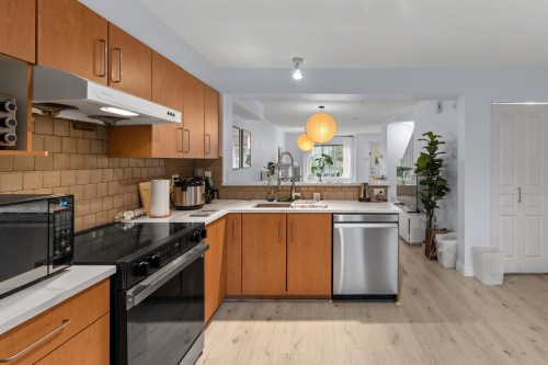 7336 Salisbury Avenue, Burnaby, BC - Indoor Photo Showing Kitchen