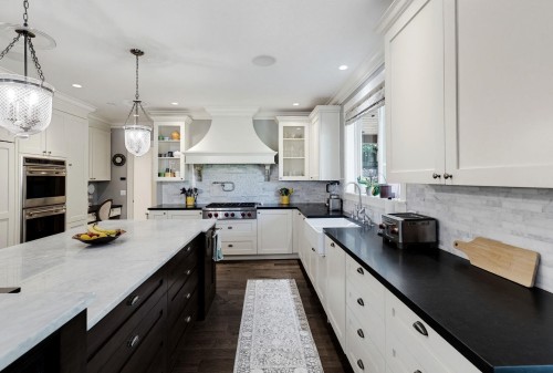 930 Selkirk Crescent, Coquitlam, BC - Indoor Photo Showing Kitchen With Upgraded Kitchen