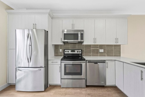 2-4191 No.4 Road, Richmond, BC - Indoor Photo Showing Kitchen With Upgraded Kitchen