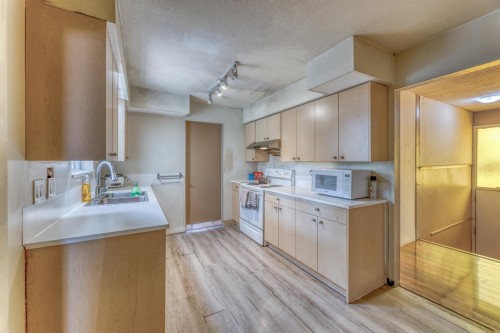 920 Harris Avenue, Coquitlam, BC - Indoor Photo Showing Kitchen With Double Sink