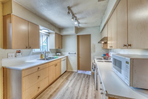 920 Harris Avenue, Coquitlam, BC - Indoor Photo Showing Kitchen With Double Sink