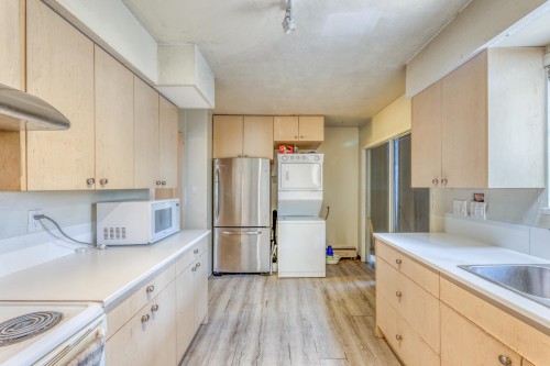 920 Harris Avenue, Coquitlam, BC - Indoor Photo Showing Kitchen