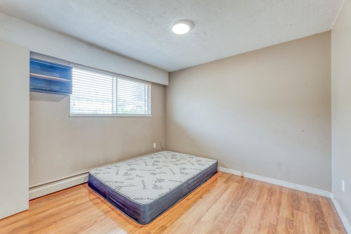 920 Harris Avenue, Coquitlam, BC - Indoor Photo Showing Bedroom