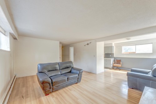 920 Harris Avenue, Coquitlam, BC - Indoor Photo Showing Living Room