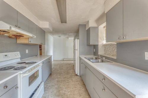 920 Harris Avenue, Coquitlam, BC - Indoor Photo Showing Kitchen With Double Sink