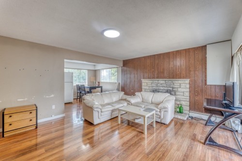 920 Harris Avenue, Coquitlam, BC - Indoor Photo Showing Living Room With Fireplace