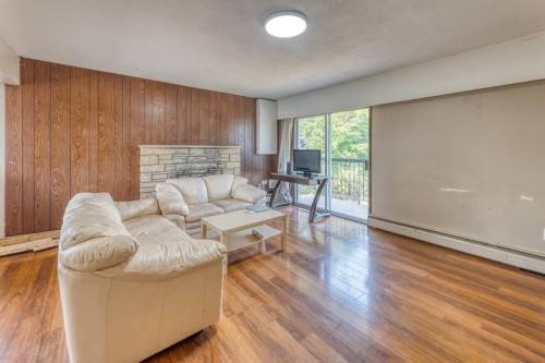 920 Harris Avenue, Coquitlam, BC - Indoor Photo Showing Living Room