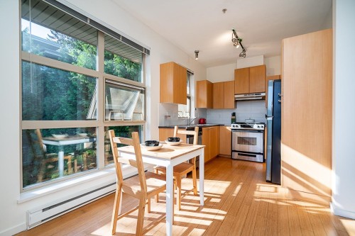 516-9319 University Crescent, Burnaby, BC - Indoor Photo Showing Kitchen With Stainless Steel Kitchen