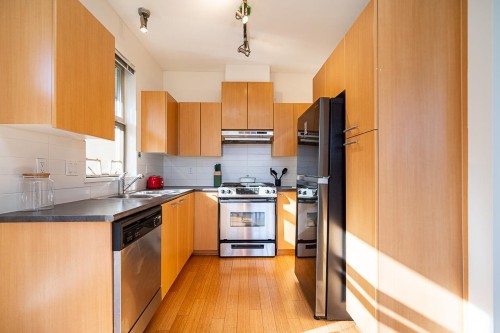 516-9319 University Crescent, Burnaby, BC - Indoor Photo Showing Kitchen With Stainless Steel Kitchen