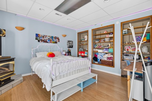 828 Huber Drive, Port Coquitlam, BC - Indoor Photo Showing Bedroom