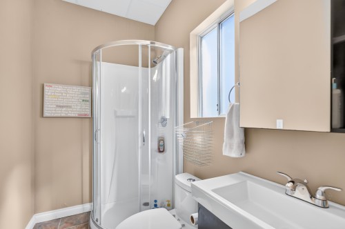 828 Huber Drive, Port Coquitlam, BC - Indoor Photo Showing Bathroom