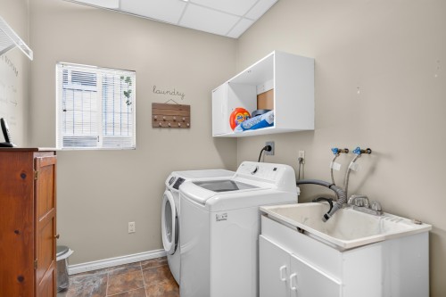 828 Huber Drive, Port Coquitlam, BC - Indoor Photo Showing Laundry Room