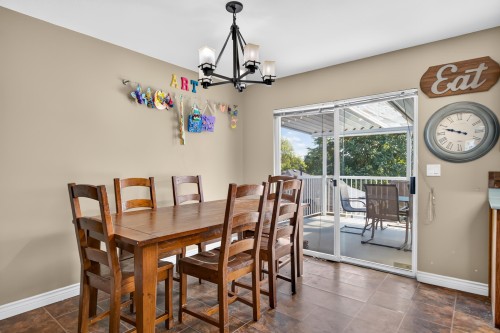 828 Huber Drive, Port Coquitlam, BC - Indoor Photo Showing Dining Room