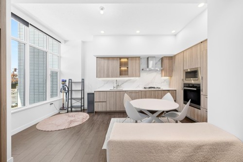 Th-05-8555 Capstan Way, Richmond, BC - Indoor