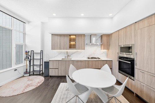 Th-05-8555 Capstan Way, Richmond, BC - Indoor