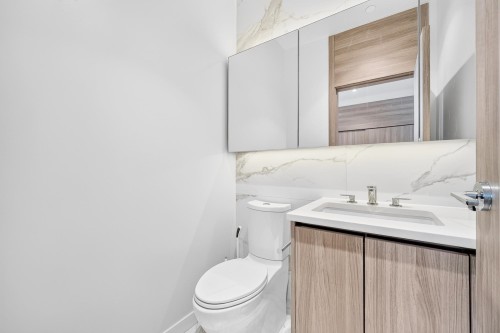 Th-05-8555 Capstan Way, Richmond, BC - Indoor Photo Showing Bathroom