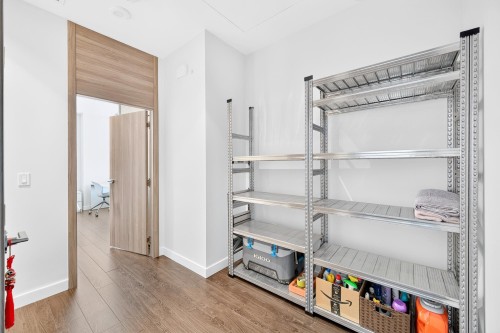 Th-05-8555 Capstan Way, Richmond, BC - Indoor