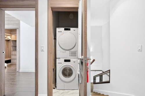 Th-05-8555 Capstan Way, Richmond, BC - Indoor Photo Showing Laundry Room