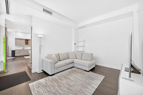 Th-05-8555 Capstan Way, Richmond, BC - Indoor Photo Showing Living Room
