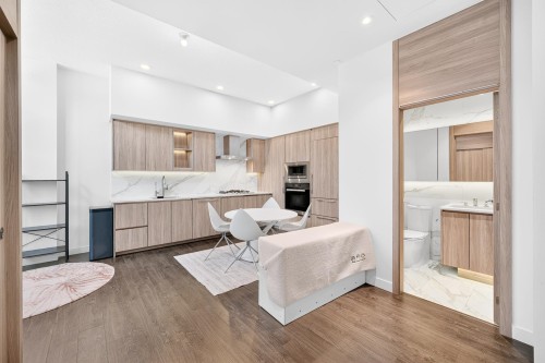 Th-05-8555 Capstan Way, Richmond, BC - Indoor