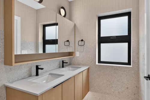 2-58 40Th Avenue E, Vancouver, BC - Indoor Photo Showing Bathroom