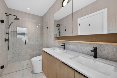 2-58 40Th Avenue E, Vancouver, BC - Indoor Photo Showing Bathroom