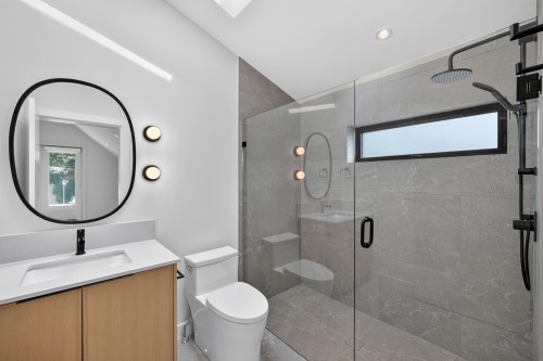 2-58 40Th Avenue E, Vancouver, BC - Indoor Photo Showing Bathroom