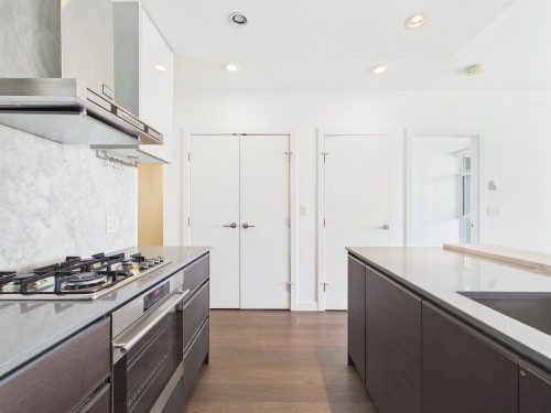 4507-4670 Assembly Way, Burnaby, BC - Indoor Photo Showing Kitchen