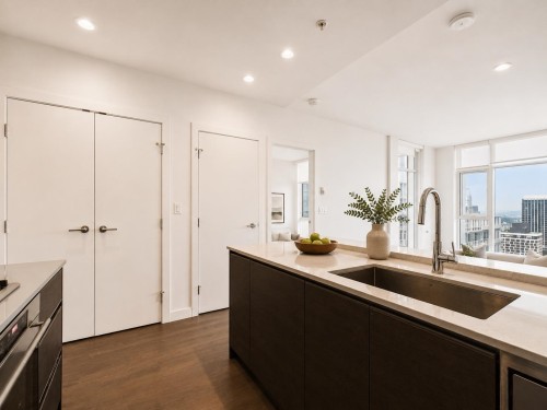 4507-4670 Assembly Way, Burnaby, BC - Indoor Photo Showing Kitchen