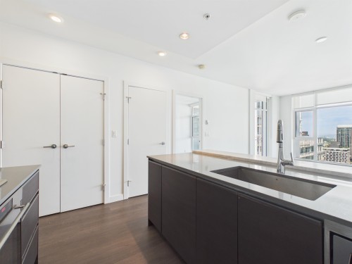 4507-4670 Assembly Way, Burnaby, BC - Indoor Photo Showing Kitchen