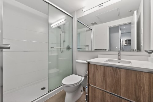 1103-8940 University Crescent, Burnaby, BC - Indoor Photo Showing Bathroom