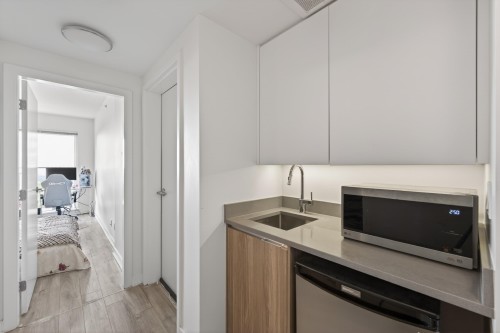 1103-8940 University Crescent, Burnaby, BC - Indoor Photo Showing Kitchen