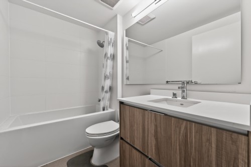 1103-8940 University Crescent, Burnaby, BC - Indoor Photo Showing Bathroom