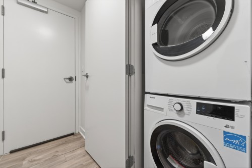 1103-8940 University Crescent, Burnaby, BC - Indoor Photo Showing Laundry Room