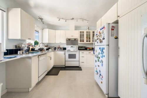9551 Snowdon Avenue, Richmond, BC - Indoor Photo Showing Kitchen With Double Sink