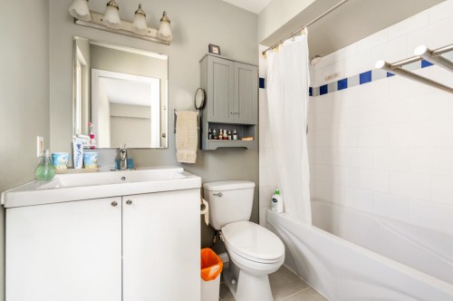 9551 Snowdon Avenue, Richmond, BC - Indoor Photo Showing Bathroom