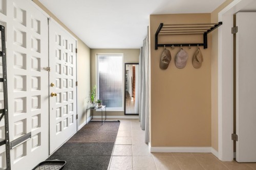 9551 Snowdon Avenue, Richmond, BC - Indoor Photo Showing Other Room