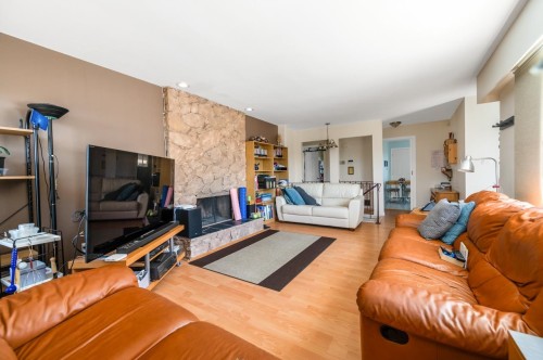 9551 Snowdon Avenue, Richmond, BC - Indoor Photo Showing Living Room With Fireplace