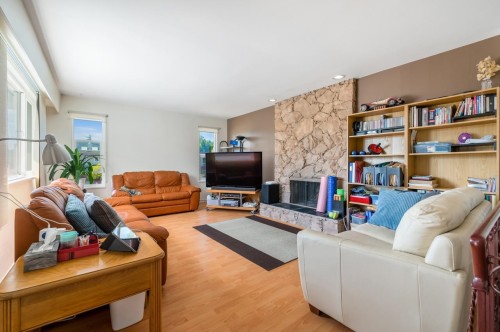 9551 Snowdon Avenue, Richmond, BC - Indoor Photo Showing Living Room With Fireplace