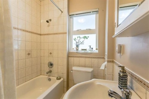 586 60Th Avenue E, Vancouver, BC - Indoor Photo Showing Bathroom