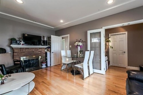 586 60Th Avenue E, Vancouver, BC - Indoor Photo Showing Living Room With Fireplace