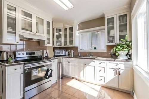 586 60Th Avenue E, Vancouver, BC - Indoor Photo Showing Kitchen With Double Sink