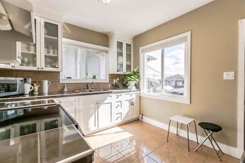 586 60Th Avenue E, Vancouver, BC - Indoor Photo Showing Kitchen With Double Sink