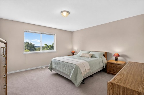 23836 Zeron Avenue, Maple Ridge, BC - Indoor Photo Showing Bedroom