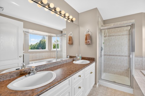 23836 Zeron Avenue, Maple Ridge, BC - Indoor Photo Showing Bathroom