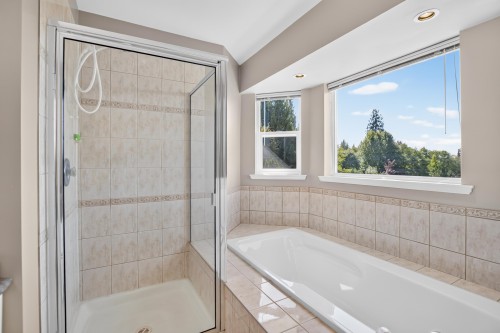 23836 Zeron Avenue, Maple Ridge, BC - Indoor Photo Showing Bathroom