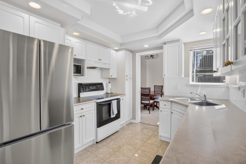 23836 Zeron Avenue, Maple Ridge, BC - Indoor Photo Showing Kitchen With Double Sink