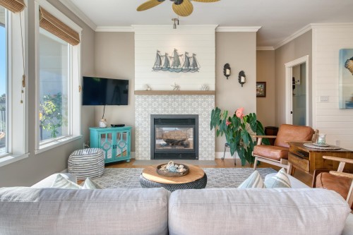 6369 Jasper Road, Sechelt, BC - Indoor Photo Showing Living Room With Fireplace